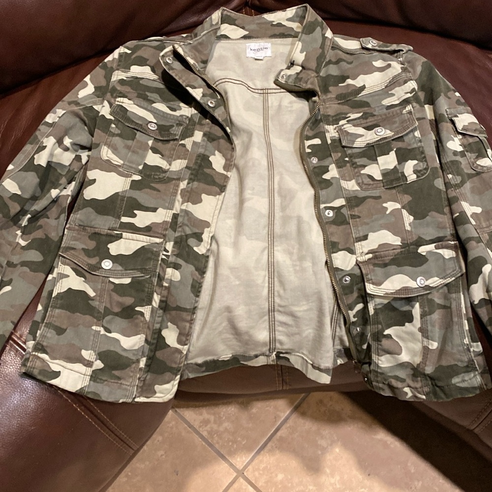 Nice camo cool jacket worn a couple times in excellent condition